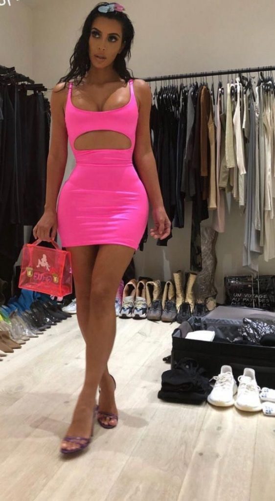 outfit fluorescente -ropa de neon - falda corta y top rosa barbie kim kardashian