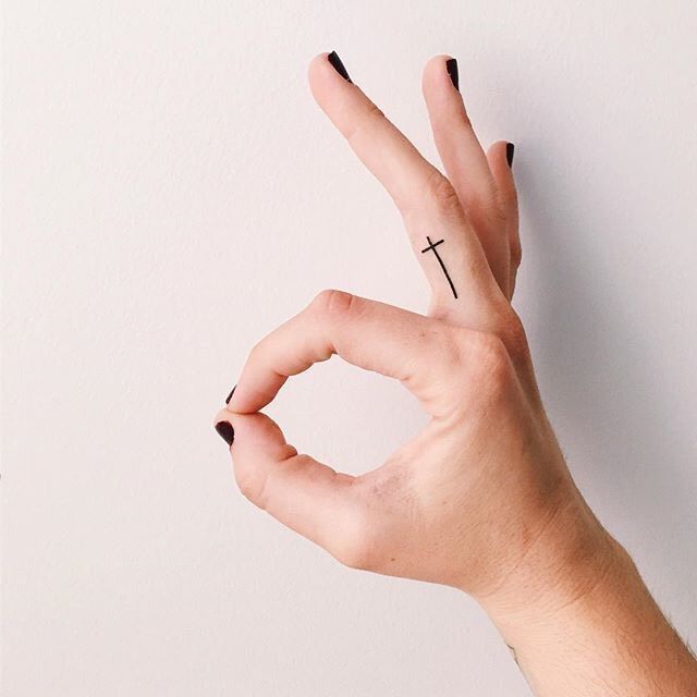 tatuaje de cruz - cruces - tatuaje en el dedo - tatuaje para mujer- Tatuajes en los Dedos para Chicas que te Encantarán