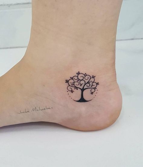 tatuaje de árbol de la vida en el talón para mujeres. tatuajes tiernos y delicados