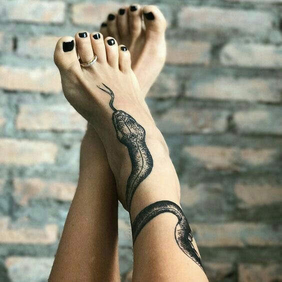 Tatuaje de mujer en el tobillo y pie