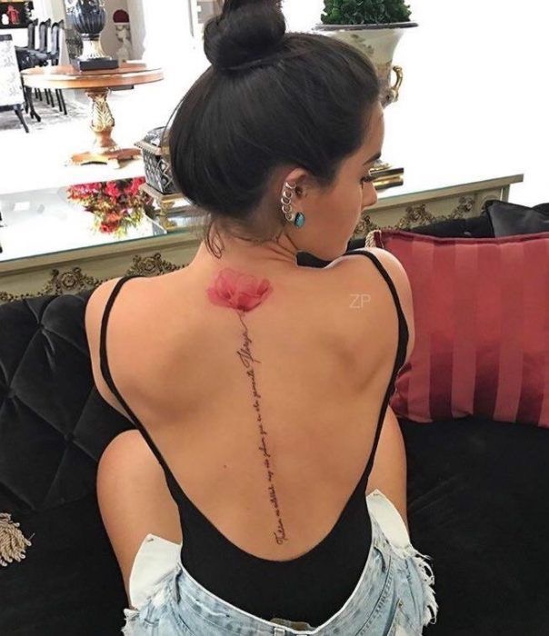 Tatuajes de flores para mujeres costado