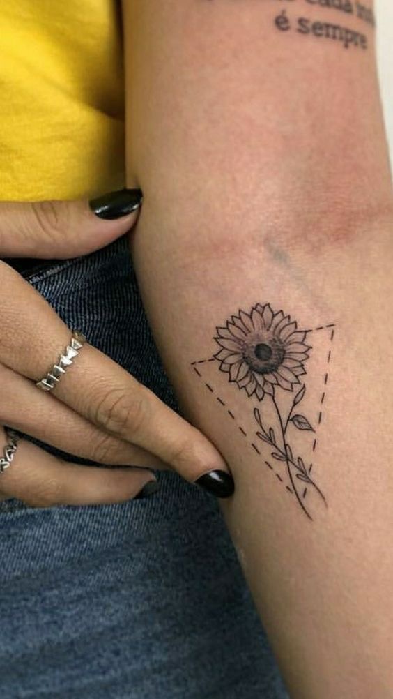 Tatuajes de flores para mujeres costado