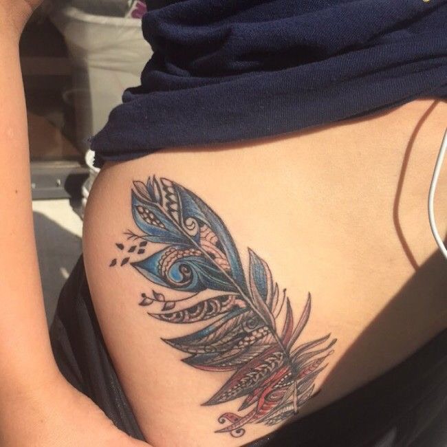 Tatuajes en la pelvis para mujeres pluma