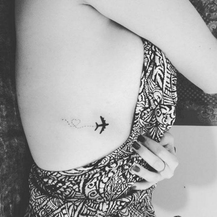 Tatuajes finos para mujeres en el costado