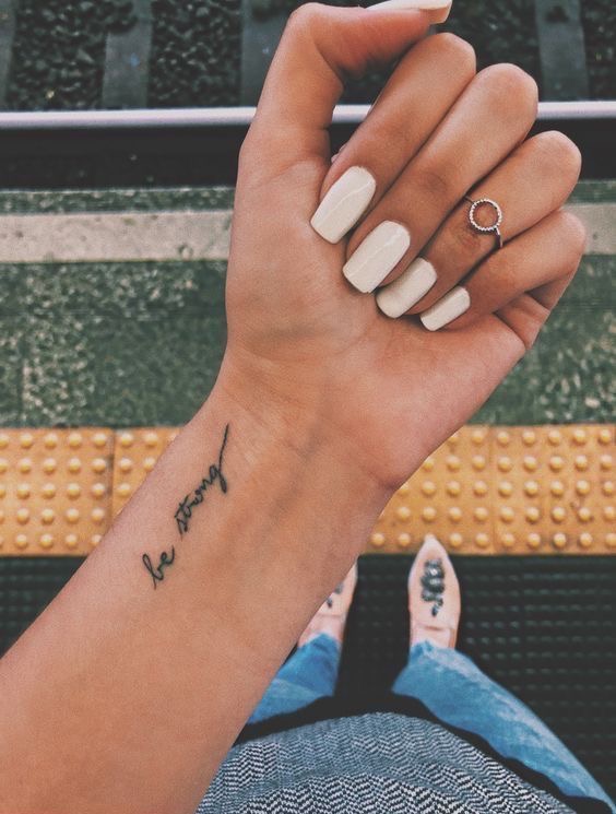 letras Tatuaje de mujer en la muñeca
