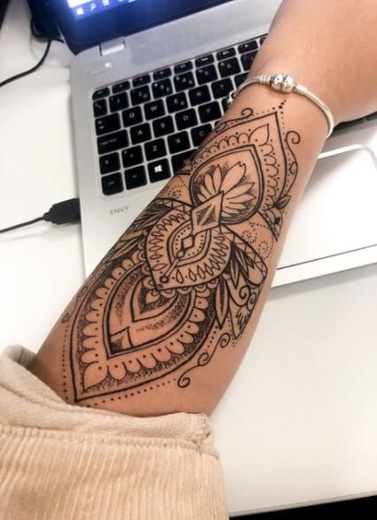tatuaje de mandala en el brazo