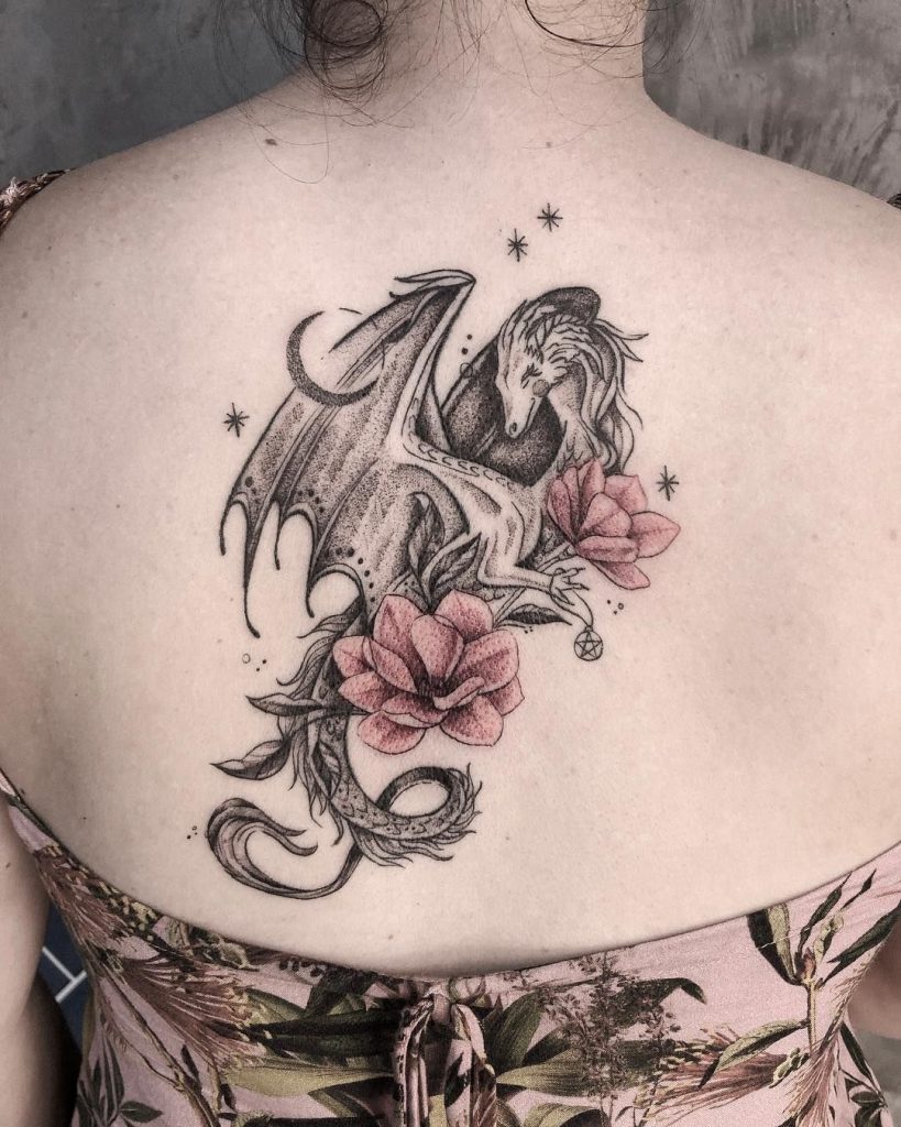 tatuaje femenino de dragones