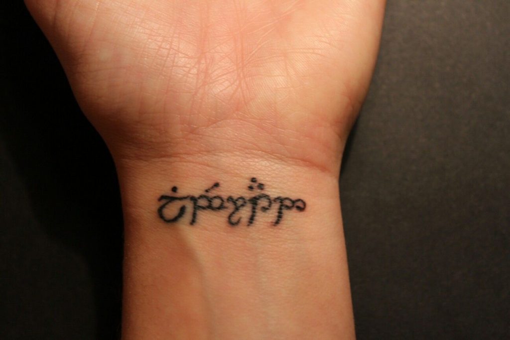 tatuaje letras elficas hobbit