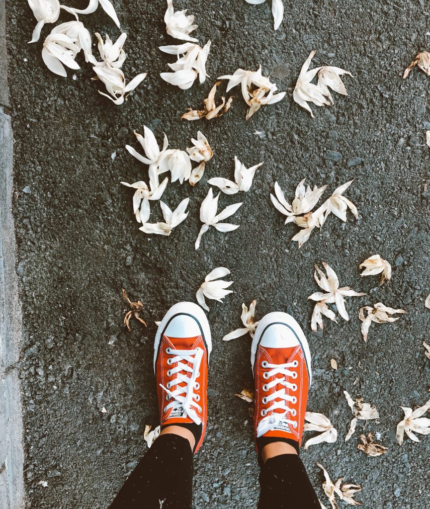 Outfits con converse rojas para mujer