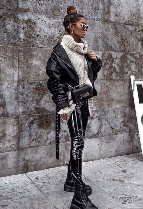 look de pantaones de piel falsa, pantalones de cuero negros , leggings cuerina- outfit invierno 2020