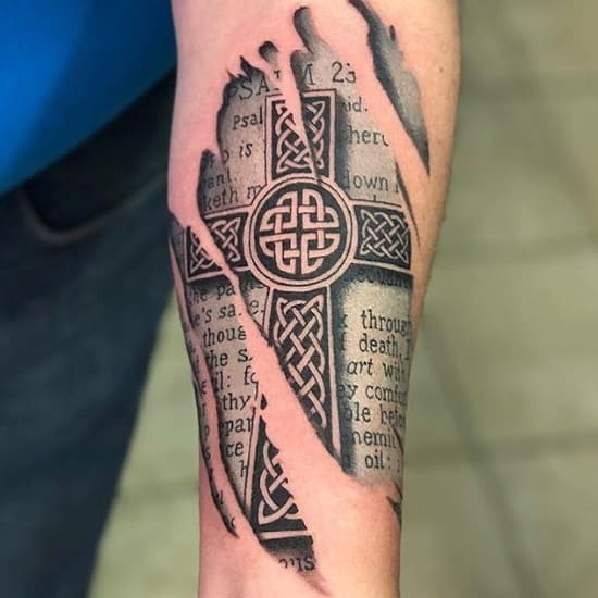 Tatuaje de cruz celta en el antebrazo - tatuajes con significado de protección - tatuajes profesionales - tatuajes celta