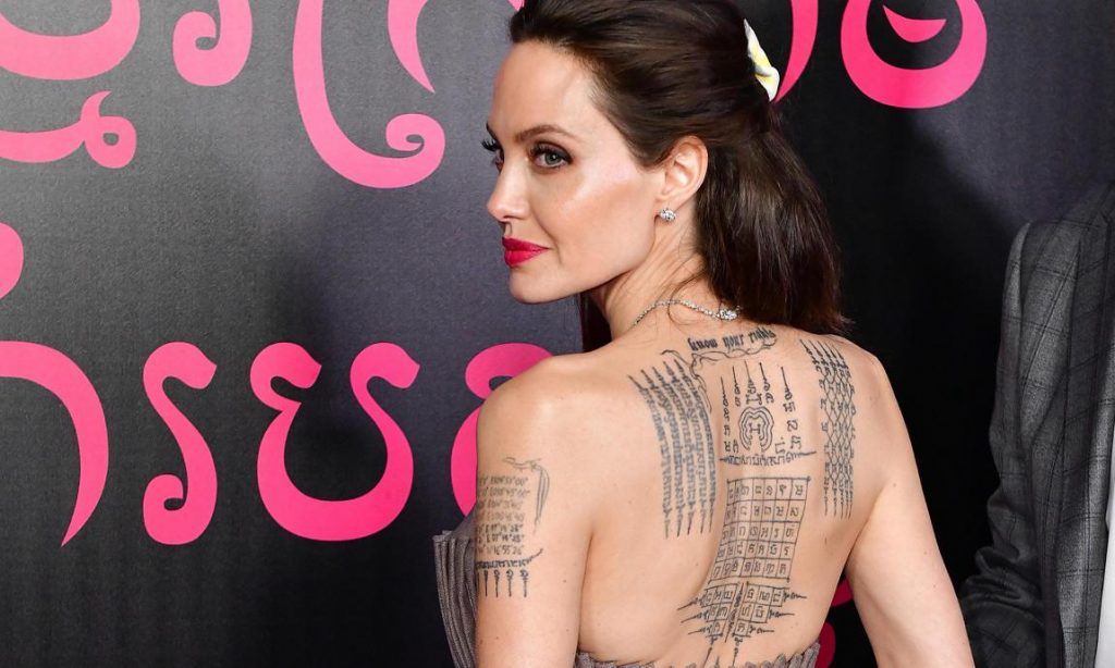 angelina jolie tatuaje en la espalda- Tatuajes de protección budista -