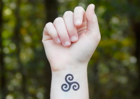 tatuaje trisquel, Tatuajes de símbolos celtas para las chicas